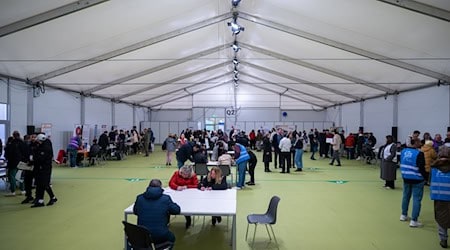 Geflüchtete suchen Arbeit - die Jobmesse bot ihnen Gelegenheit. / Foto: Christophe Gateau/dpa