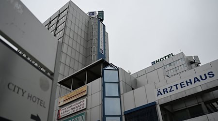 In ein ehemaliges Hotel in der Landsberger Allee in Lichtenberg sind inzwischen Flüchtlinge eingezogen. (Archivbild) / Foto: Markus Lenhardt/dpa