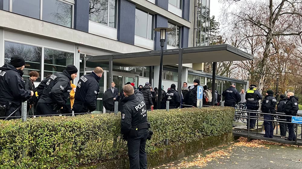 Seit dem Morgen gibt es einen friedlichen Protest vor dem Otto-Suhr-Institut.  / Foto: Verena Schmitt-Roschmann/dpa