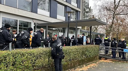 Seit dem Morgen gibt es einen friedlichen Protest vor dem Otto-Suhr-Institut.  / Foto: Verena Schmitt-Roschmann/dpa