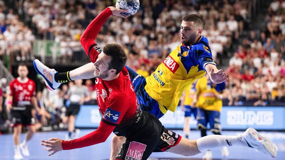 Manuel Strlek (l) wechselt zu den Füchsen Berlin in die Handball-Bundesliga. / Foto: Marius Becker/dpa