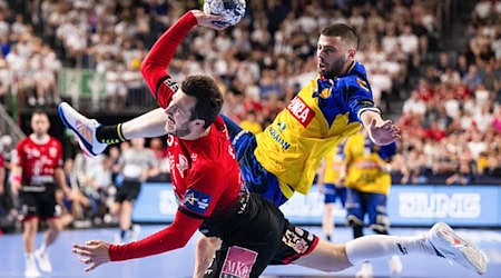 Manuel Strlek (l) wechselt zu den Füchsen Berlin in die Handball-Bundesliga. / Foto: Marius Becker/dpa