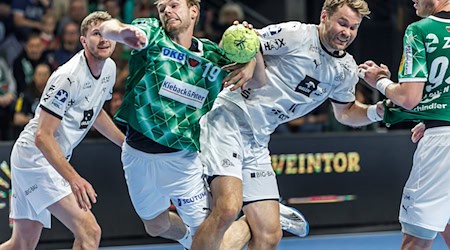 Welthandballer Mathias Gidsel überragt beim Sieg der Berliner gegen Kiel.  / Foto: Andreas Gora/dpa