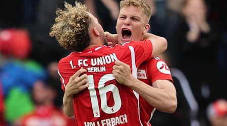 Andras Schäfer und Benedict Hollerbach feiern am 34. Spieltag den Klassenerhalt mit Union Berlin.  / Foto: Andreas Gora/dpa