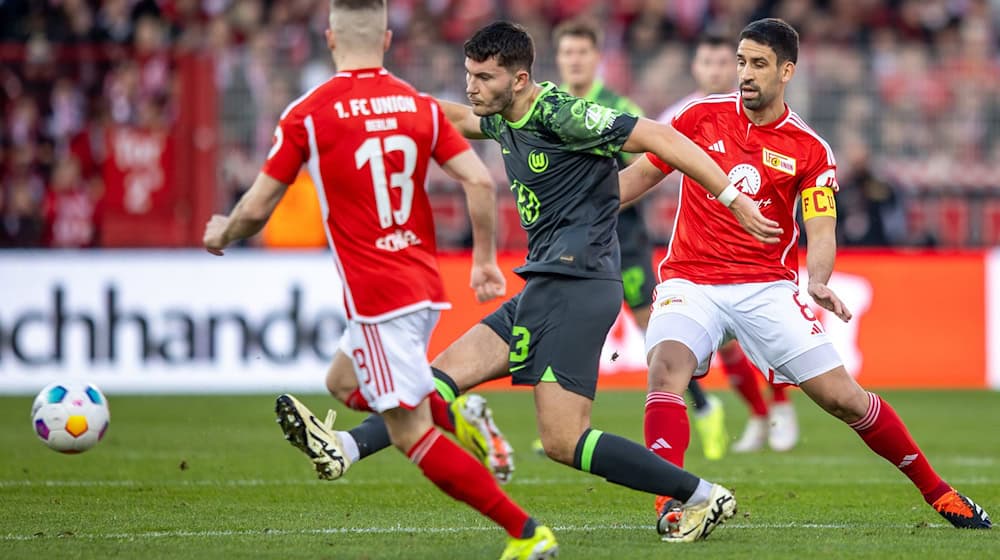 Am Samstag treffen Union Berlin und Wolfsburg erneut aufeinander.  / Foto: Andreas Gora/dpa