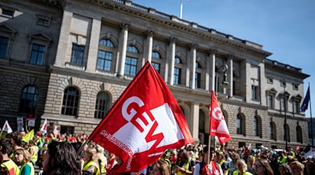 Die Gewerkschaft Erziehung und Wissenschaft (GEW) hat zu einem Warnstreik an Berliner Schulen aufgerufen. (Archivbild)  / Foto: Fabian Sommer/dpa