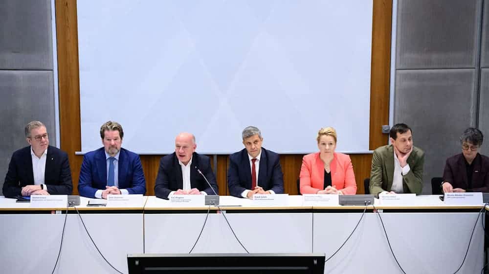 Franziska Giffey (3. von rechts, SPD) nimmt Abschied vom 29-Euro-Ticket. / Foto: Bernd von Jutrczenka/dpa