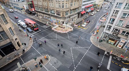 Die Grünen in Berlin machen sich dafür stark, das bisherige Ampelkonzept am Checkpoint Charlie zu erhalten.  / Foto: Christoph Soeder/dpa