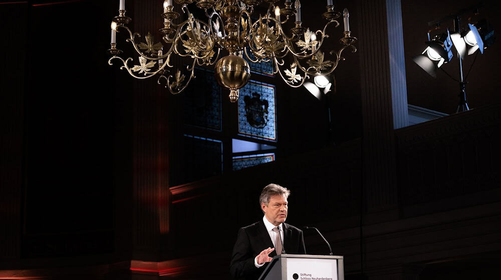 Wo war Bundeswirtschaftsminister Robert Habeck (Grüne) beim Mauerfall vor 35 Jahren? Er hat das historische Ereignis verschlafen und als Zivildienstleistender erst am nächsten Morgen davon erfahren. / Foto: Carsten Koall/dpa