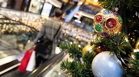 Der Handel hofft aufs Weihnachtsgeschäft - ist aber nicht besonders optimistisch. (Archivbild) / Foto: Bernd von Jutrczenka/dpa