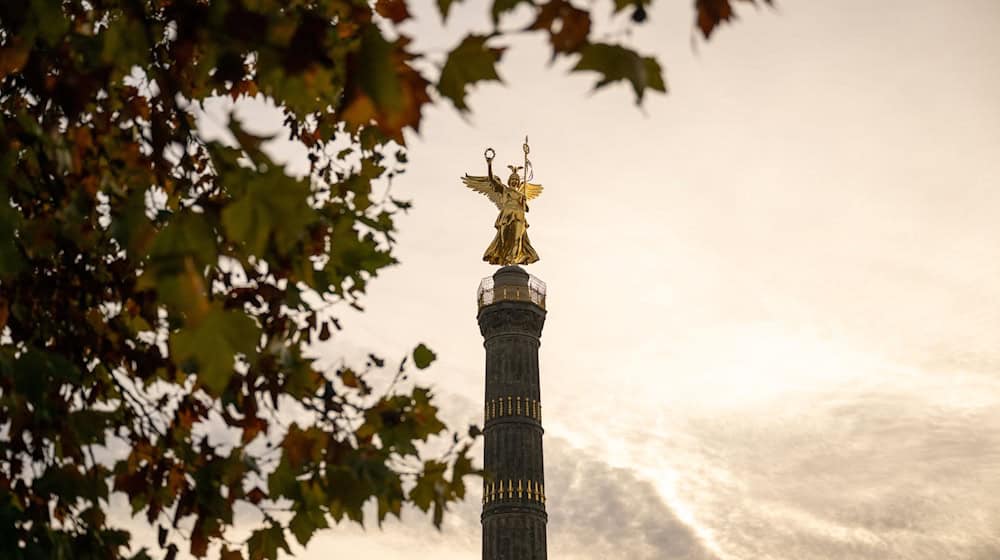 Die Siegessäule in Berlin neben herbstlich verfärbtem Laub. In Berlin und Brandenburg herrscht Herbstwetter. (Symbolbild) / Foto: Christophe Gateau/dpa