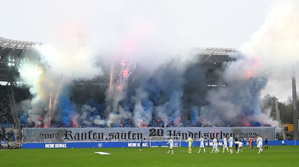 Diese Pyro-Aktion von Fans des Karlsruher SC im November 2022 hat auch ein juristisches Nachspiel. / Foto: Uli Deck/dpa