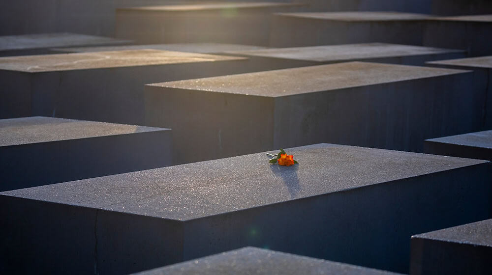 Im Foyer des Holocaust-Denkmals soll ein Mann gegen Juden gehetzt haben. (Archivbild)  / Foto: Christoph Soeder/dpa