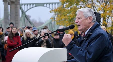 Mauerfall-Gedenken: Altbundespräsident Joachim Gauck an der Glienicker Brücke in Potsdam. Der Grenzübergang dort wurde erst am 10. November, einen Tag nach dem Fall der Berliner Mauer, geöffnet.  / Foto: Michael Bahlo/dpa