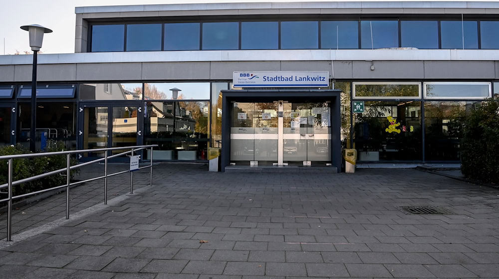 Bei einem Badeunfall im Stadtbad Lankwitz ist eine Vierjährige im Krankenhaus. (Archivbild)  / Foto: Britta Pedersen/dpa-Zentralbild/ZB