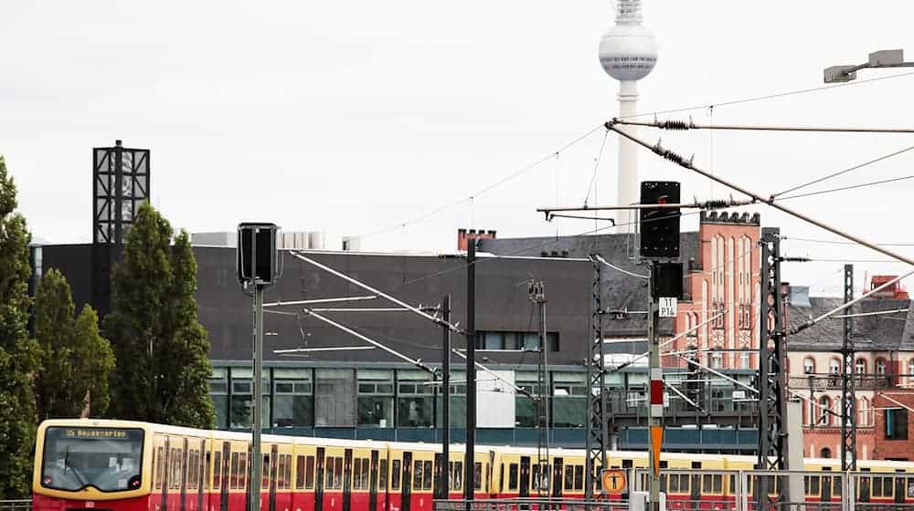 Die Ausschreibung für Betrieb, Fahrzeuglieferung und -instandhaltung bei der Berliner S-Bahn verzögert sich weiter. (Archivbild) / Foto: Carsten Koall/dpa