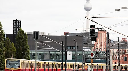 Die Ausschreibung für Betrieb, Fahrzeuglieferung und -instandhaltung bei der Berliner S-Bahn verzögert sich weiter. (Archivbild) / Foto: Carsten Koall/dpa