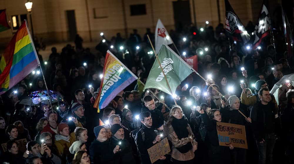 Die Demonstranten setzen ein Zeichen gegen rechts.  / Foto: Fabian Sommer/dpa