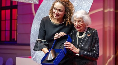 Friedländer wurde der Preis am Samstagabend bei einer Feierstunde im Museum überreicht. / Foto: Christophe Gateau/dpa