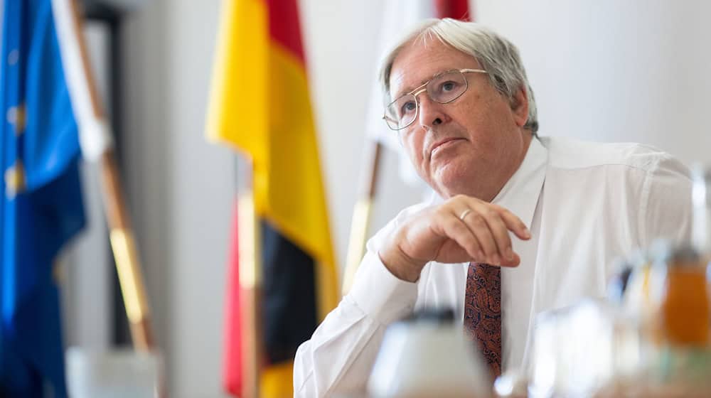 Brandenburgs Wirtschaftsminister Jörg Steinbach (SPD) kann sich die Mitarbeit in einer Koalition aus SPD und BSW nicht vorstellen. (Archivfoto) / Foto: Sebastian Gollnow/dpa