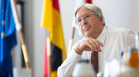 Brandenburgs Wirtschaftsminister Jörg Steinbach (SPD) kann sich die Mitarbeit in einer Koalition aus SPD und BSW nicht vorstellen. (Archivfoto) / Foto: Sebastian Gollnow/dpa