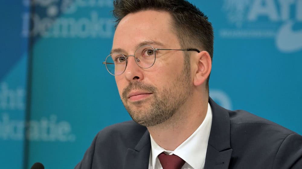 Eine Mutter geht vor Gericht gegen den AfD-Landtagsabgeordneten Dennis Hohloch vor. Es geht um Aussagen vor Grundschülern zu Gruppenvergewaltigungen und Beiträgen in sozialen Medien. (Archivbild) / Foto: Michael Bahlo/dpa