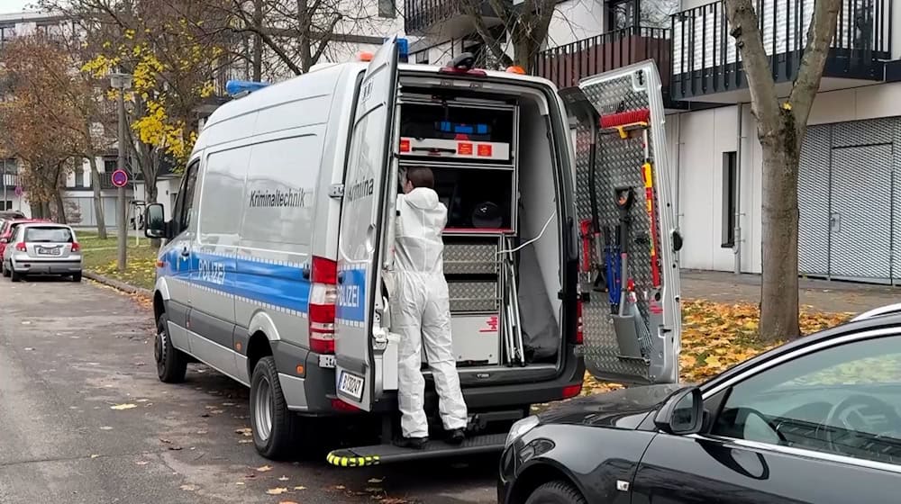 Nach dem Fund von drei Leichen sind erneut Kriminaltechniker vor Ort. / Foto: Marco Porzig/dpa