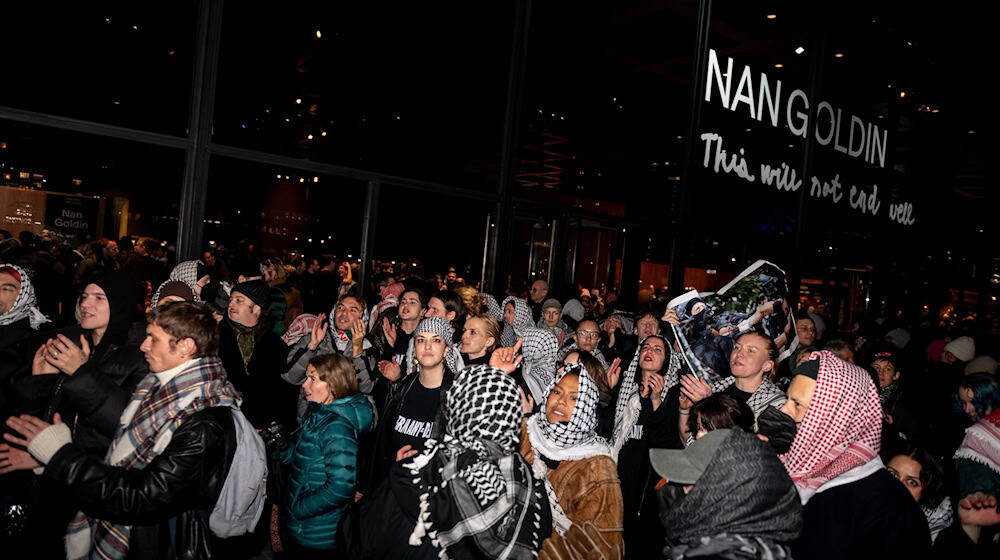 Bei der Eröffnung der Nan-Goldin-Retrospektive in Berlin gab es propalästinensische Proteste. / Foto: Fabian Sommer/dpa