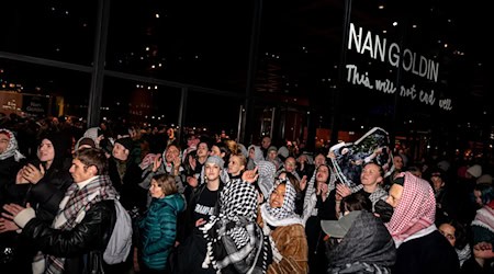 Bei der Eröffnung der Nan-Goldin-Retrospektive in Berlin gab es propalästinensische Proteste. / Foto: Fabian Sommer/dpa