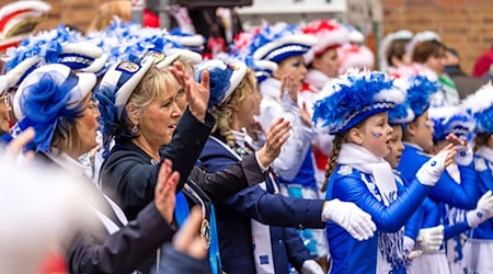 Am Cottbuser Rathaus findet traditionell die symbolische Machtübernahme durch Närrinen und Narren statt.  / Foto: Frank Hammerschmidt/dpa