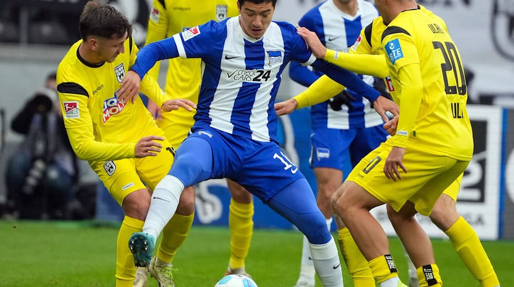 Ibrahim Maza schießt Hertha gegen Ulm in Führung.  / Foto: Soeren Stache/dpa