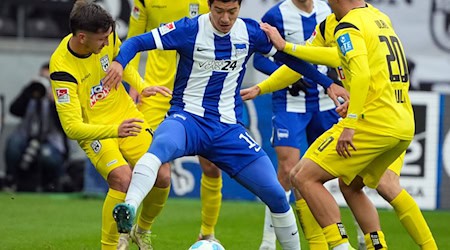 Ibrahim Maza schießt Hertha gegen Ulm in Führung.  / Foto: Soeren Stache/dpa