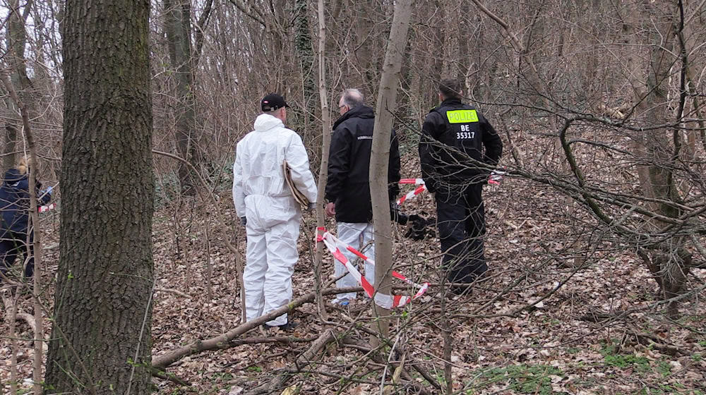 Kriminaltechniker sichern Spuren nach dem Fund eines Oberschenkels. (Archivbild)  / Foto: Dominik Totaro/dpa