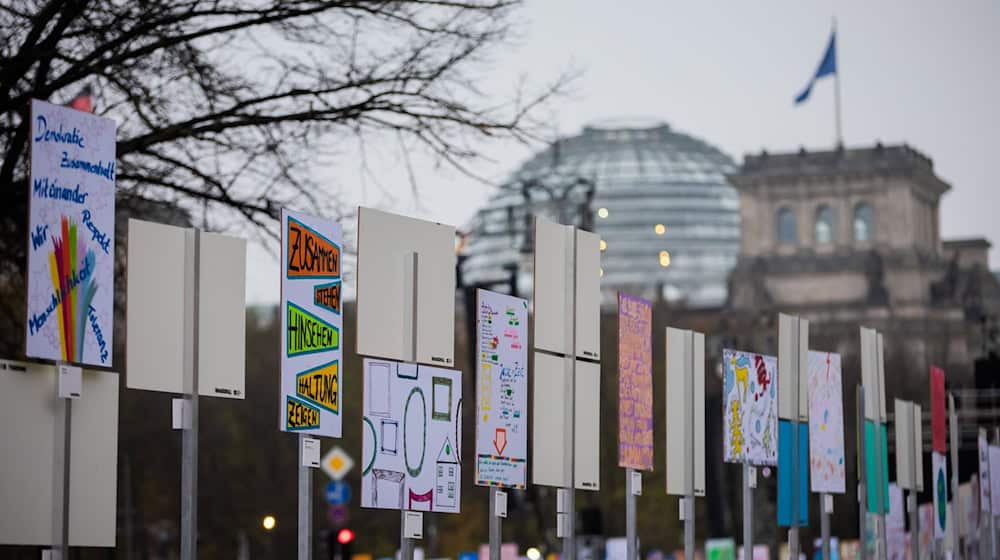 Rund 5.000 Plakate werden ausgestellt. / Foto: Christoph Soeder/dpa