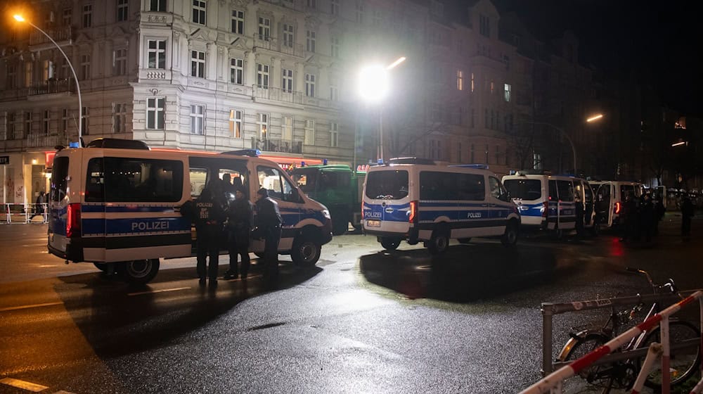 Die Polizei denkt erneut über Verbotszonen für Feuerwerk nach. (Symbolbild) / Foto: Paul Zinken/dpa