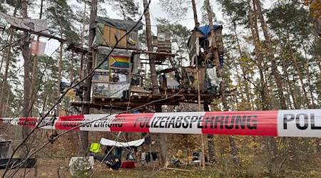 Tesla-Gegner müssen für eine Kampfmittelsondierung einen Teil ihres Protestcamps im Wald verlassen. Die Polizei ist im Einsatz. / Foto: Lutz Deckwerth/dpa