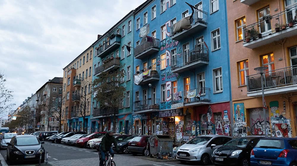 Fahnen und Transparente hängen von den Balkonen eines Hauses in der Rigaer Straße. In der Nähe wurden Polizisten mutmaßlich von Linksextremisten angegriffen. (Archivbild) / Foto: Carsten Koall/dpa