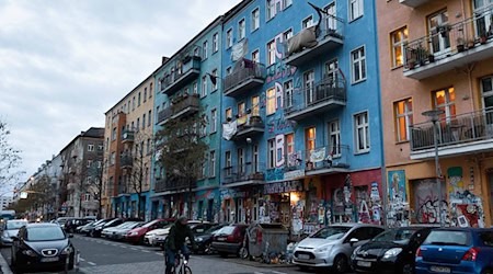 Fahnen und Transparente hängen von den Balkonen eines Hauses in der Rigaer Straße. In der Nähe wurden Polizisten mutmaßlich von Linksextremisten angegriffen. (Archivbild) / Foto: Carsten Koall/dpa