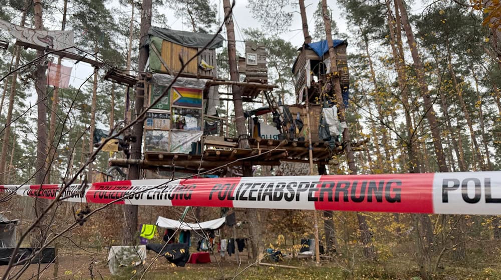 Tesla-Gegner müssen für eine Kampfmittelsondierung einen Teil ihres Protestcamps im Wald verlassen. Die Polizei ist im Einsatz. / Foto: Lutz Deckwerth/dpa