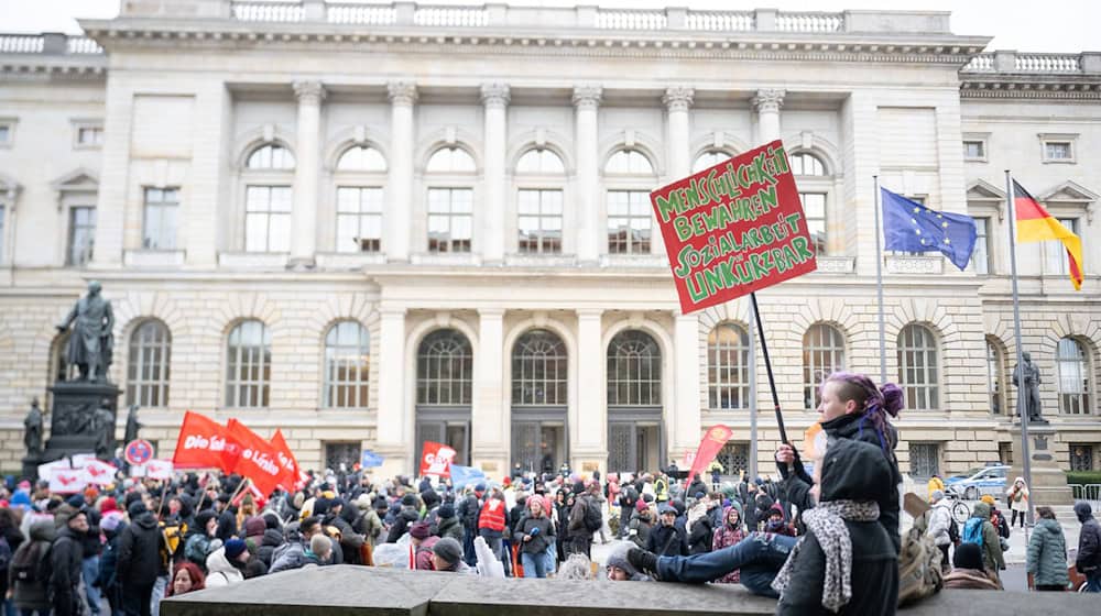 Während der Plenarsitzung im Abgeordnetenhaus protestierten Demonstranten direkt vor dem Landesparlament gegen Kürzungen im Sozialbereich.  / Foto: Sebastian Christoph Gollnow/dpa