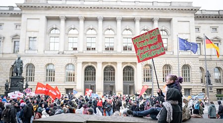 Während der Plenarsitzung im Abgeordnetenhaus protestierten Demonstranten direkt vor dem Landesparlament gegen Kürzungen im Sozialbereich.  / Foto: Sebastian Christoph Gollnow/dpa