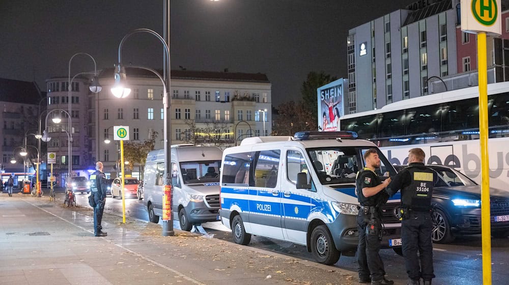 Polizisten in der Halloweennacht am Hermannplatz. Die Berliner Polizei rund 750 Polizistinnen und Polizisten zusätzlich im Einsatz. / Foto: Christophe Gateau/dpa