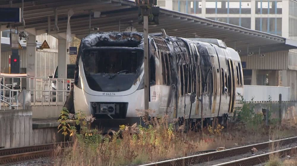 Nach dem Feuer vom Samstag ist der Zug komplett ausgebrannt. / Foto: Marco Porzig/dpa