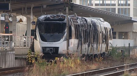 Nach dem Feuer vom Samstag ist der Zug komplett ausgebrannt. / Foto: Marco Porzig/dpa