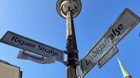 In der Rigaer Straße in Berlin-Friedrichshain steht ein teils besetztes Haus, ein Symbol der linken Szene. (Archivbild) / Foto: Paul Zinken/dpa