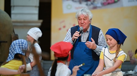 Liedermacher Rolf Zuckowski verschickt noch immer handgeschriebene Weihnachtskarten. / Foto: Markus Lenhardt/dpa