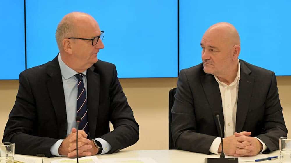 Brandenburgs SPD-Ministerpräsident Dietmar Woidke (l) und BSW-Landeschef Robert Crumbach verhandeln über eine Koalition. (Archivbild) / Foto: Michael Bahlo/dpa