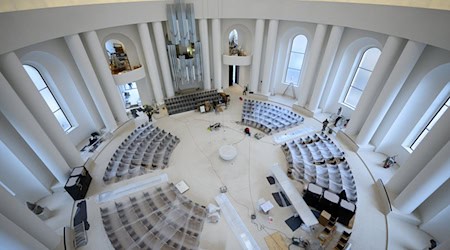 Der Innenraum mit Altar in der Mitte wurde umgebaut. / Foto: Bernd von Jutrczenka/dpa