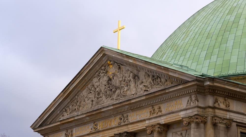 Die Sankt Hedwigs-Kathedrale ist die wichtigste Kirche im Erzbistum (Archivbild)  / Foto: Bernd von Jutrczenka/dpa