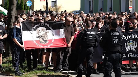 Eine geplante rechtsextreme Demonstration in Berlin wird vom Verfassungsschutz als gezielte Provokation eingestuft. Solche Provokationen etwa mit Aktionen gegen die Homosexuellen-Szene würden zunehmen. (Symbolbild) / Foto: Sebastian Willnow/dpa